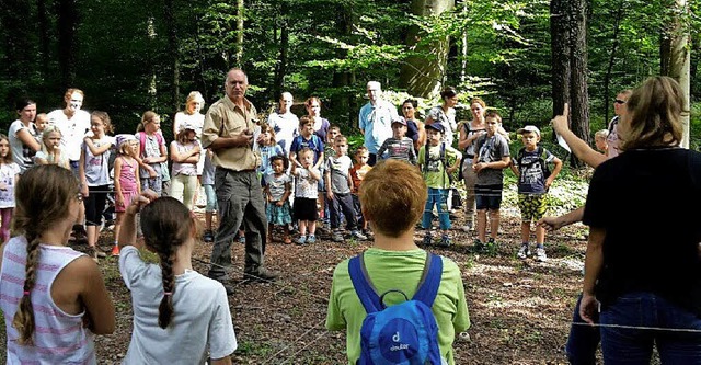 Gemeinsam erkundeten die Teilnehmer den Kenzinger Wald.   | Foto: privat