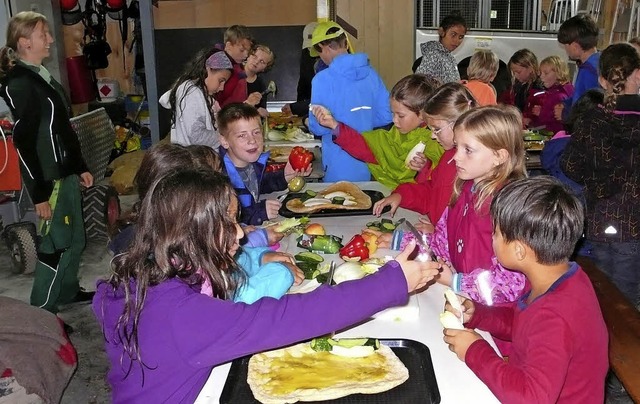 Bei ihrem Ausflug durften die Kinder a...n Bren  im Gehege  verspeist wurden.   | Foto: Privat