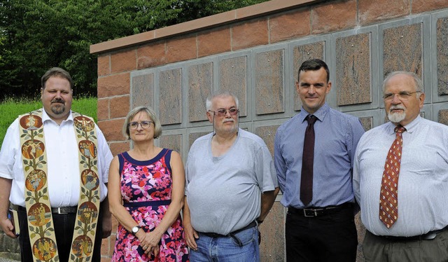 In Heiligenzell wurde die neue Urnenma...ide und Ortsvorsteher Gerold Eichhorn   | Foto: Bettina Schaller