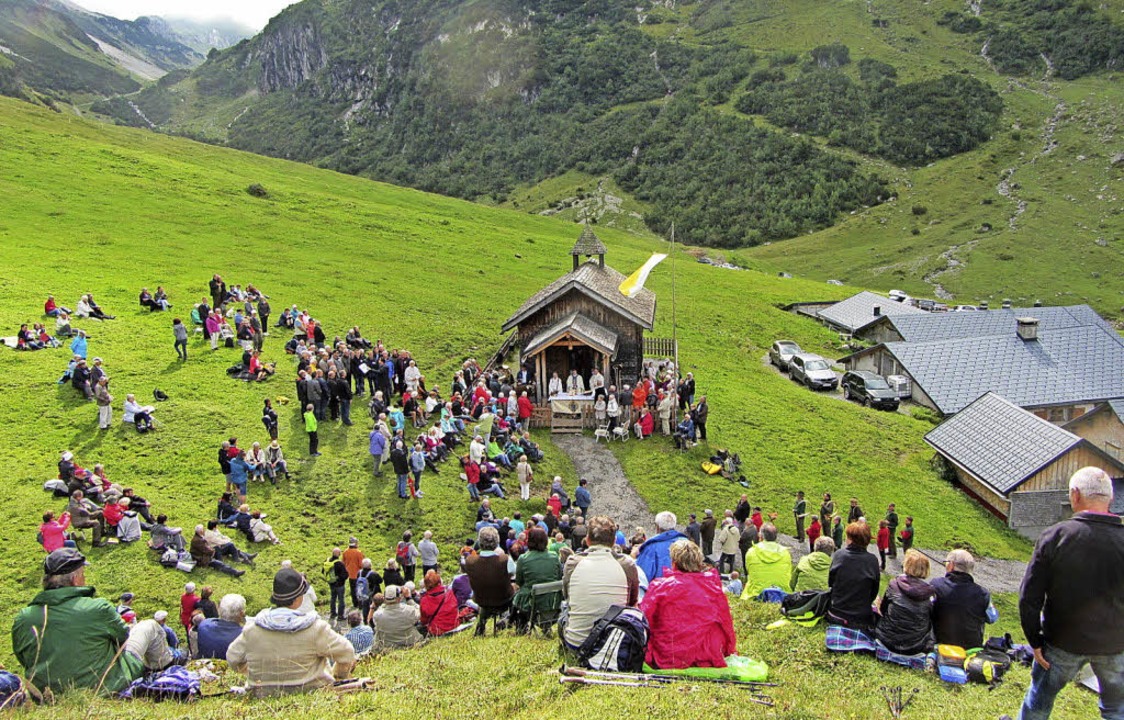 Rund 400 Gläubige sind zur Messe auf die Klesenza-Alp gekommen.   | Foto: Otmar Heiler