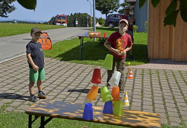 Volltreffer! Die Becherpyramide bricht in sich zusammen.   | Foto: Sahli