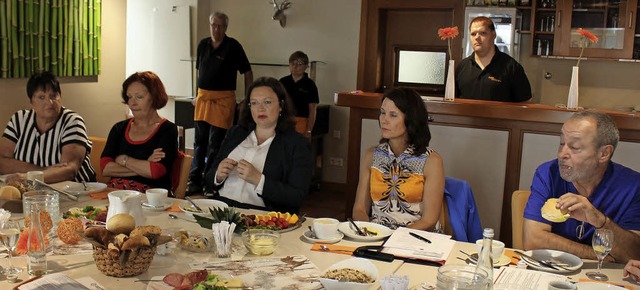 Andrea Nahles (Mitte) zu Besuch im Caf... Schwarzelhr-Sutter und Werner Betz.   | Foto: Susann Klatt-D&#8217;Souza