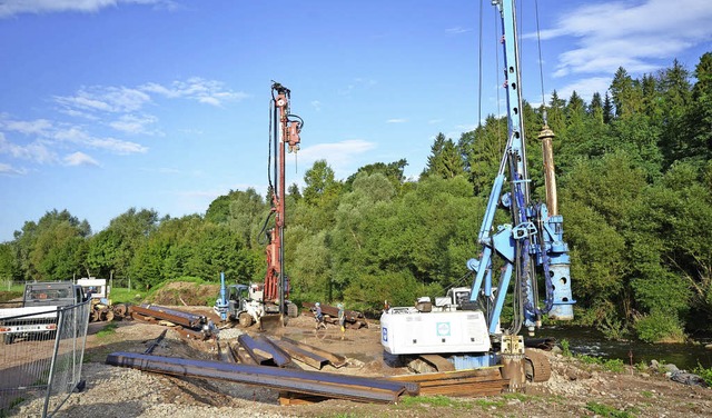 Die WKM-Wasserkraftwerke Maulburg GmbH...erste Spundbohle in die Wiese gesetzt.  | Foto: Energiedienst