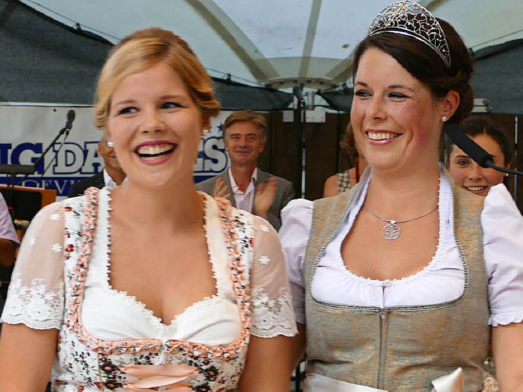 Sinja Hornecker, neue Weinprinzessin fr Kaiserstuhl und Tuniberg (links) mit der Badischen Weinknigin Franziska Aatz