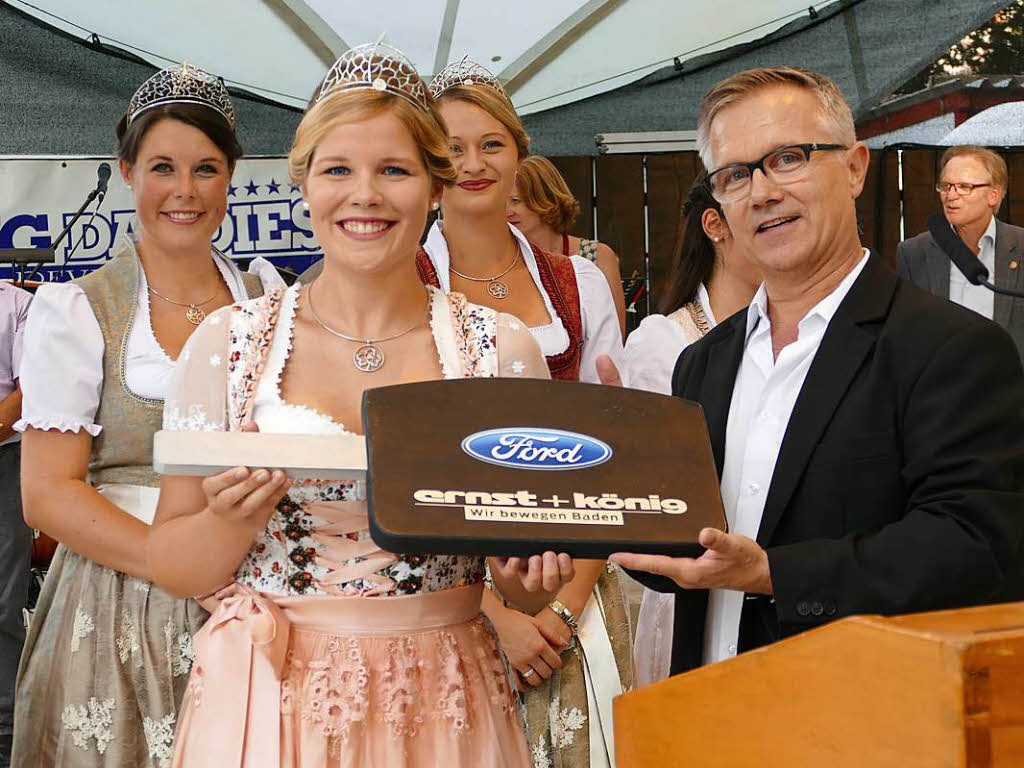 Achim Baumer vom Autohaus Ernst und Knig berreichte der  neuen Weinhoheit den symbolischen Schlssel fr das Prinzessinnen-Auto.