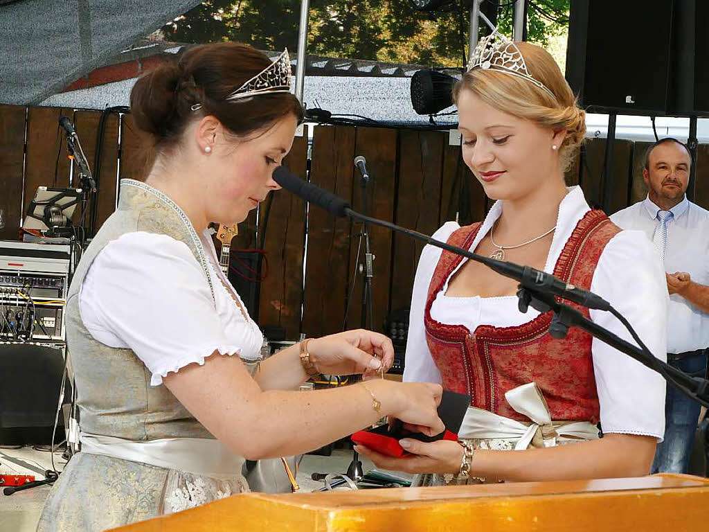 Die Badische Weinknigin Franziska Aatz (links) und die Badische Weinprinzessin Kim-Lucy Rutz
