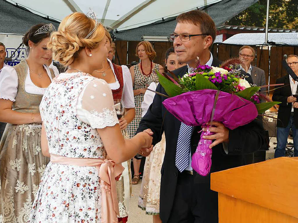 Eichstettens Brgermeister Michael Bruder berreichte der neuen Weinhoheit einen Blumenstrau.