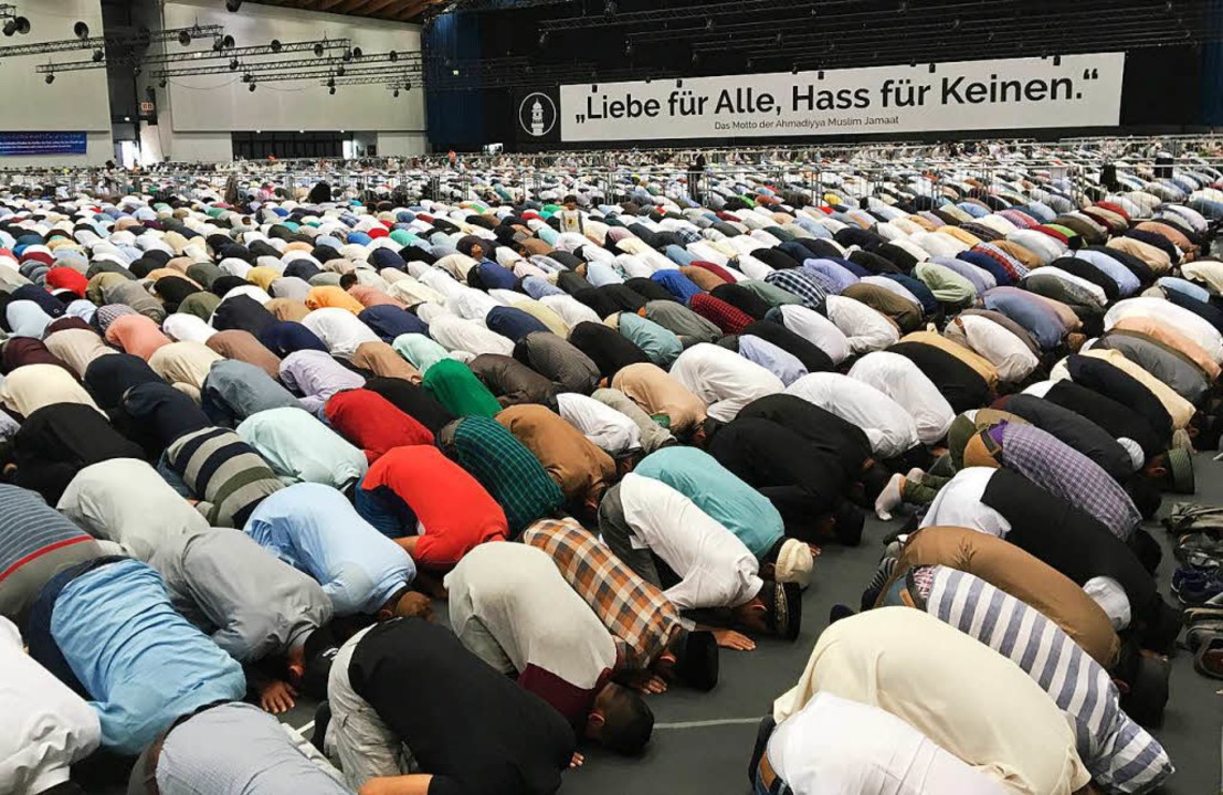 Muslime der Ahmadiyya, hier beim Gebet...sich in die Gesellschaft einbringen.    | Foto: DPA