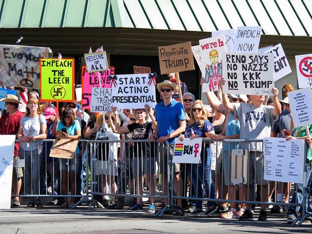 Menschen protestieren gegen US-Prsident Donald Trump.   | Foto: dpa