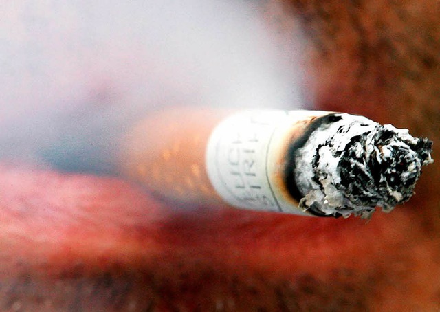 Wer eine Kneipe betritt, wird nur noch selten mit Zigarettenqualm begrt.  | Foto: dpa