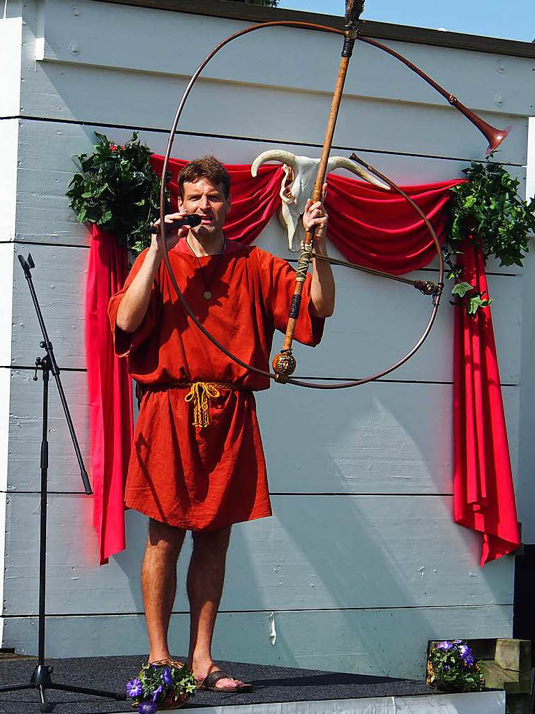 Musikarchologe Hagen Ptzold spielt seinen Nachbau des "Horns von Pompeii".