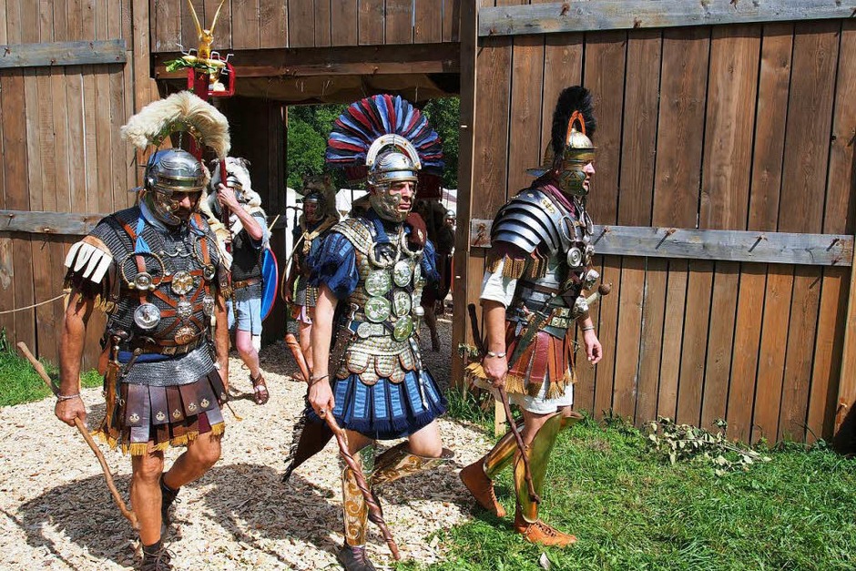 Die Legionäre ziehen aus dem Castrum aus. (Foto: Boris Burkhardt) Die Legionäre ziehen aus dem Castrum aus. (Foto: Boris Burkhardt)