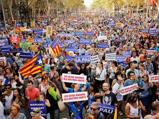 Barcelona: Hunderttausende setzten nach den Anschlgen ein Zeichen gegen Terror.  | Foto: AFP