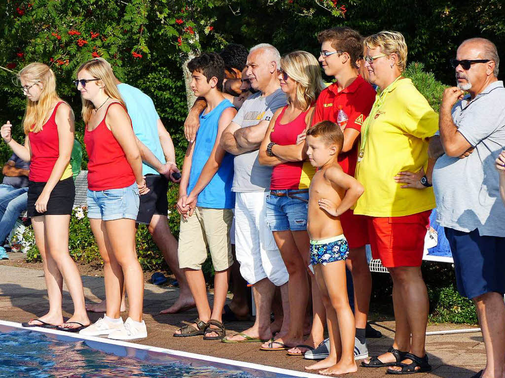 Spannende Wettkmpfe, interessante Rettungsbungen, Musik und gute Verpflegung: Die DLRG hatte zum Jubilum im Schwimmbad fr ein tolles Programm gesorgt.