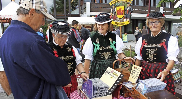 Auch beim Holzfllerwettbewerb Anfang ...t (von links)  den neuen Kalender an.   | Foto: Cornelia Liebwein