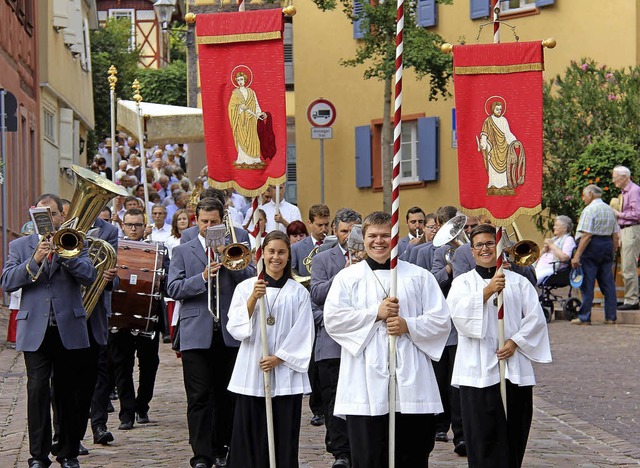 Prozession zu Ehren des Schutzpatrons ...kirche durch die Straen der Altstadt.  | Foto: Ulrike Hiller