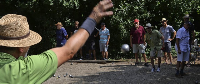 Mehr als 40 Teams traten zur 17. Stadtmeisterschaft im Boule-Spielen an.  | Foto: Karin Reimold