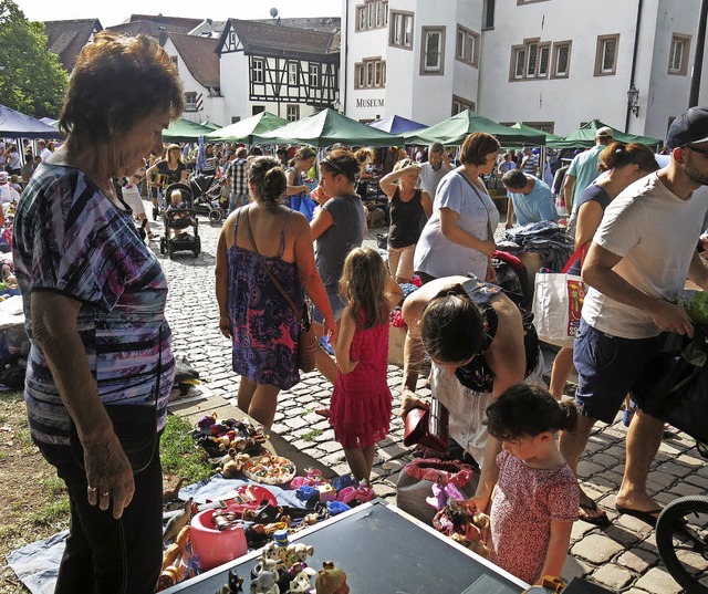 Der 50. Spielspirale Kinderspielzeugflohmarkt auf dem Schlossplatz Emmendingen  | Foto: Georg Vo