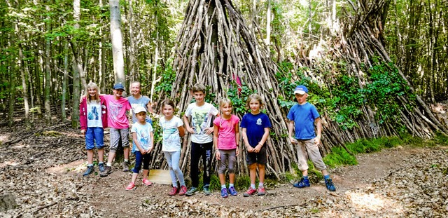 Das Httenbauen war fr die Kinder bei... auf dem Hfle&#8220; der Hhepunkt.   | Foto: Ute Schler