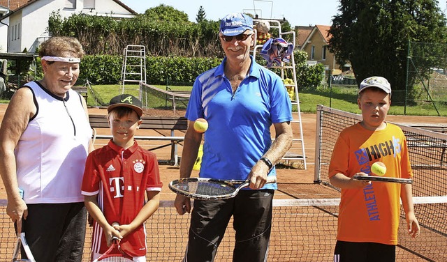 Die kleine Filzkugel nahmen Hans-Diete...  zwei  Ferienspa-Kindern ins Visier.  | Foto: Lacher