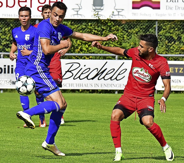 Per Absatzkick am Gegner vorbei: der E...ker gegen den Denzlinger Erdem Bayram   | Foto: Daniel Thoma