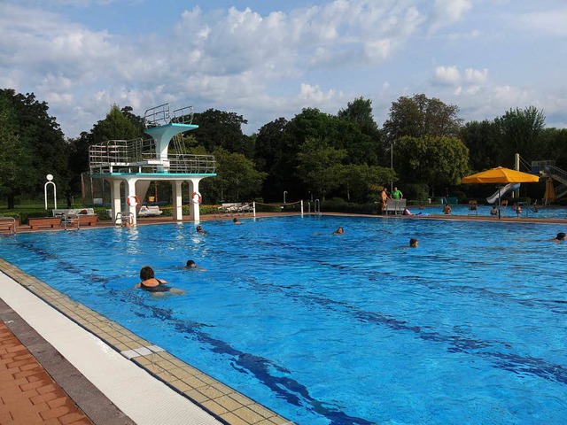 Morgens herrscht Ruhe im Freibad. Das ...der letzte ffnungstag in diesem Jahr.  | Foto: Georg Voss