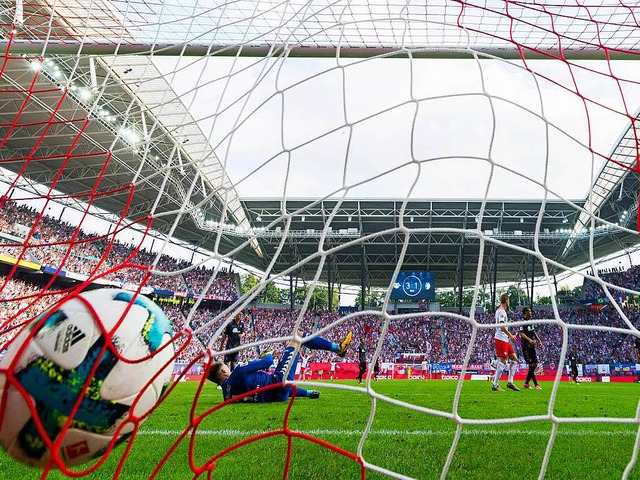SC-Torwart Alexander Schwolow muss in ...viermal den Ball aus seinem Tor holen.  | Foto: AFP