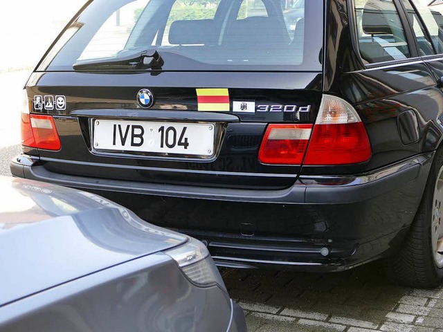 Mit dem  Kennzeichen IVB 104,  vermein...0;, prsentiert sich in Murg ein BMW.   | Foto: Winfried Dietsche
