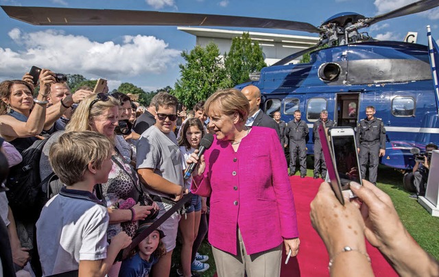 Wo die Kanzlerin landet: Angela Merkel...it Besuchern am Hubschrauberlandeplatz  | Foto: dpa