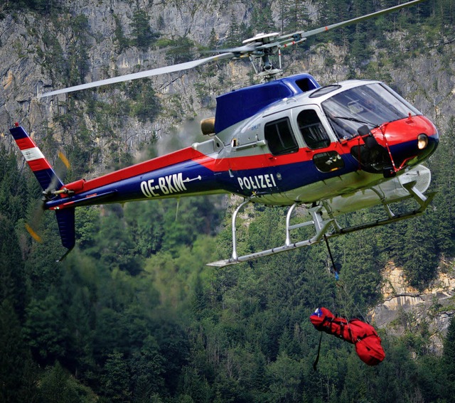 Ein Hubschrauber fliegt einen  Verungl...re Tote und einen Verletzten gegeben.   | Foto: dpa