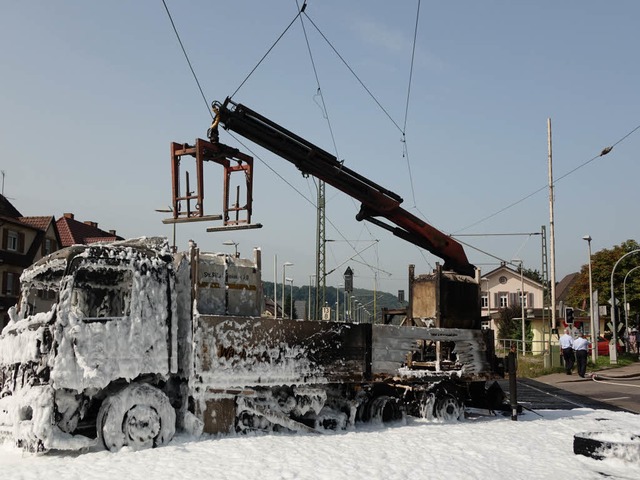 Der Lastwagen brannte vllig aus  | Foto: Hans-Jrgen Hege