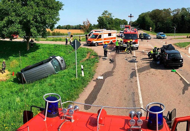 Ein Auto prallte am Samstag in Neuenbu...ie Autofahrerin wurde schwer verletzt.  | Foto: Feuerwehr Neuenburg