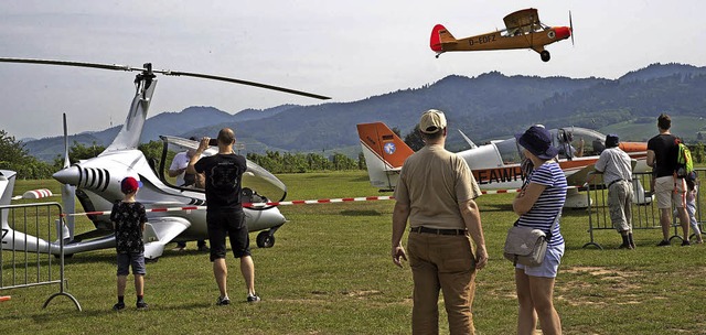 Der Gyrocopter (links)  kann mehr als 200 Stundenkilometer schnell fliegen.  | Foto: Volker Mnch