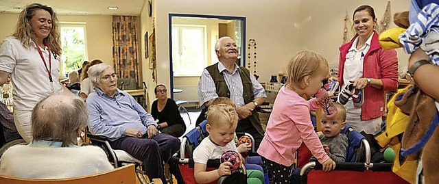Begegnung von Generationen: Die Pflege... bekam Besuch aus der Kita Kurgarten.   | Foto: Theresienklinik
