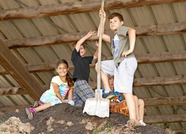 Viktoria, Manuel, Loris und Milan auf dem Komposthaufen   | Foto: Biedenkapp