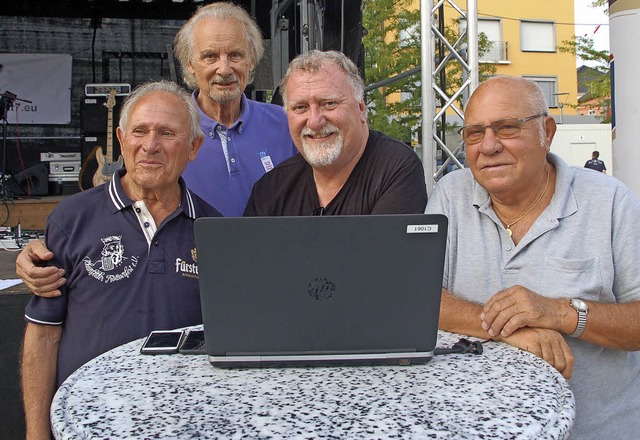 Verlosten die Festbndel (von links): ...eutzer, Uwe Lippert und Peter Schmidt   | Foto: Petra Wunderle