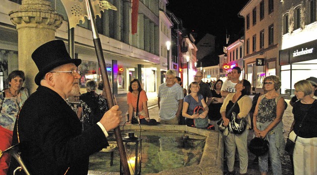 Albert Snger als Nachtwchter bei der Stadtfhrung am Brunnen in der Turmstrae  | Foto: Thomas Loisl Mink