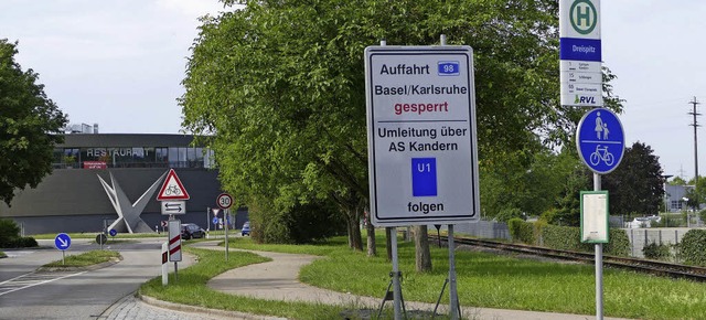 An der Landesstrae beim Dreispitz sol...ersten Buswartehuschen gebaut werden.  | Foto: Markus Maier