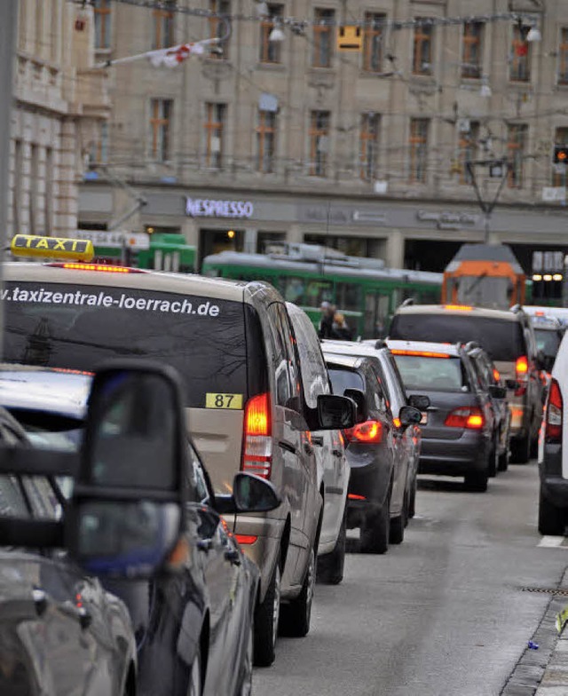 Autos in der Stadt: In Basel ist das ein politischer Dauerbrenner.    | Foto: gra