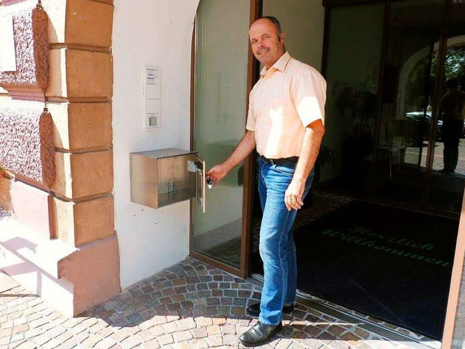 Hauptamtsleiter Bruno Witt wirft einen letzten Blick in den Rathausbriefkasten.   | Foto: Stadt Herbolzheim