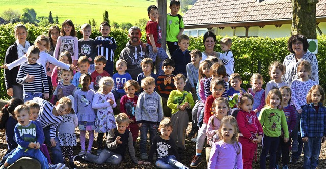 Kinder mit Kindergarten-Leiter Tobias ...ergartens St. Martin in Niederwinden.   | Foto: Daniel Fleig