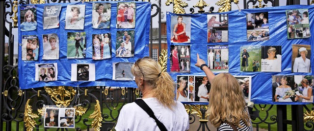 Am goldenen Tor des Kensington Palace ...inzessin Diana Nachrichten und Blumen.  | Foto: DPA