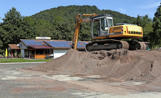 Der Bagger verrichtet auf dem Tennenplatz ganze Arbeit.   | Foto: Christoph Breithaupt / Wolfgang Beck