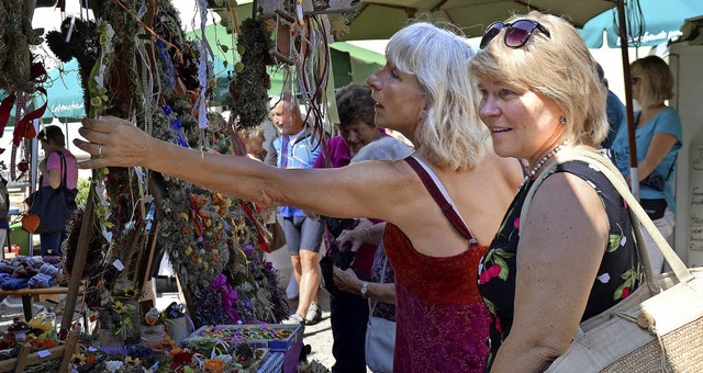 Ob was Passendes dabei ist? Besucherinnen beim Montagsmarkt in Drlinbach   | Foto: beate zehnle-lehmann