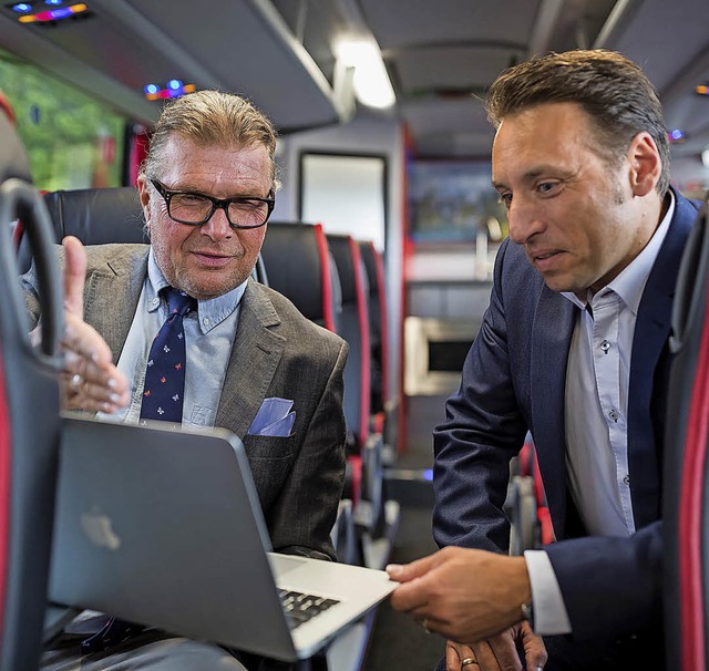 Arbeiten im Bus: In modernen Fnf-Sterne-Bussen gibt es WLAN und Steckdosen.   | Foto: gbk