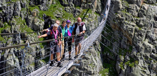 Abenteuerlich war die berquerung der ...n Hngebrcke ber die Triftschlucht.   | Foto: Privat