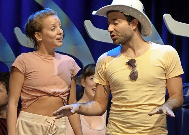 Im Musical &#8222;Happy Landing&#8220;...Hilde Butz mit den Darstellern feilt.   | Foto: Roswitha Frey