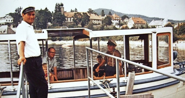 Sommer 1963: Die &#8222;Deutschland&#8...hwiegersohn Eugen Isele am Anlegesteg.  | Foto: privat