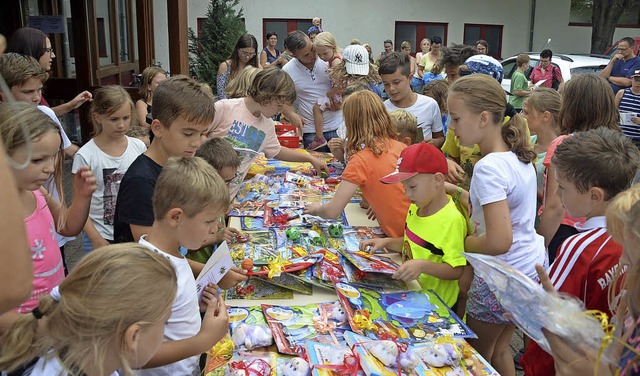 Am Ende der Ferienspielaktion gab es Preise fr die Kinder.   | Foto: Schimanski