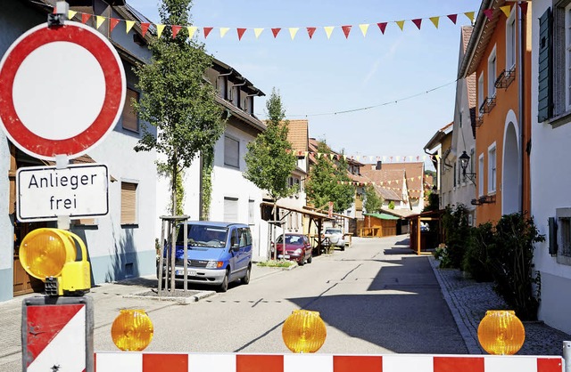 In der Merdinger Stockbrunnengasse hat... Stnde und Festwirtschaften begonnen.  | Foto: Julius Wilhelm Steckmeister